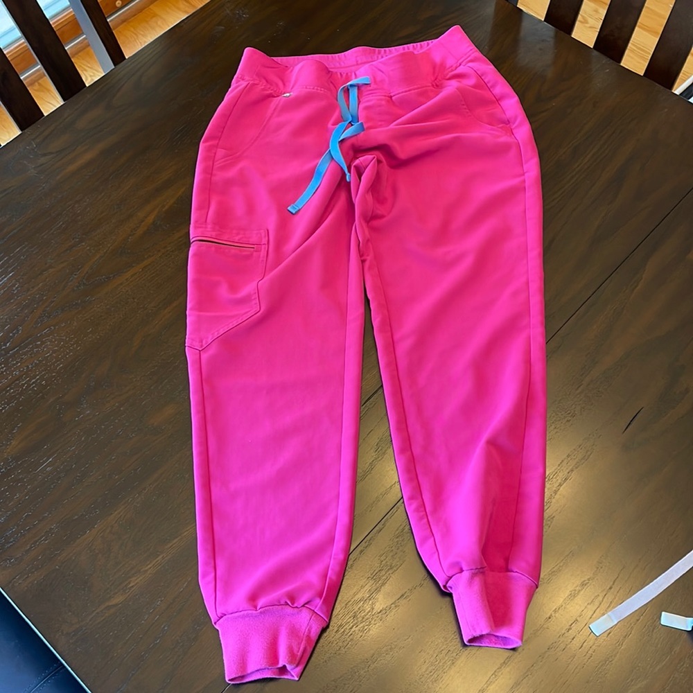 Figs Zamora high waist raspberry scrub bottoms. S